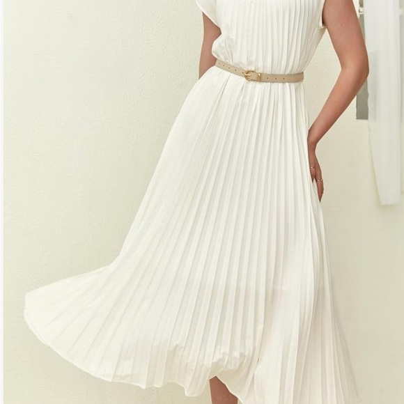 Elegant White Pleated Maxi Dress - Picture 7 of 8